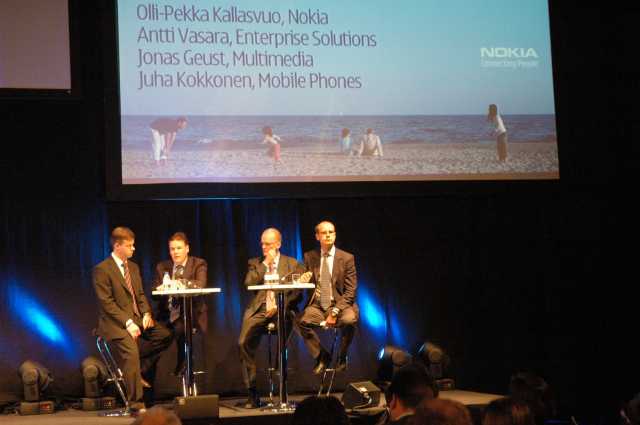 Nokia Exec face questions at the press conference